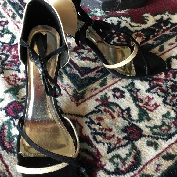 Kiss & Tell Open Toe Sandal black and cream suede and patent leather NWOT - Picture 4 of 4